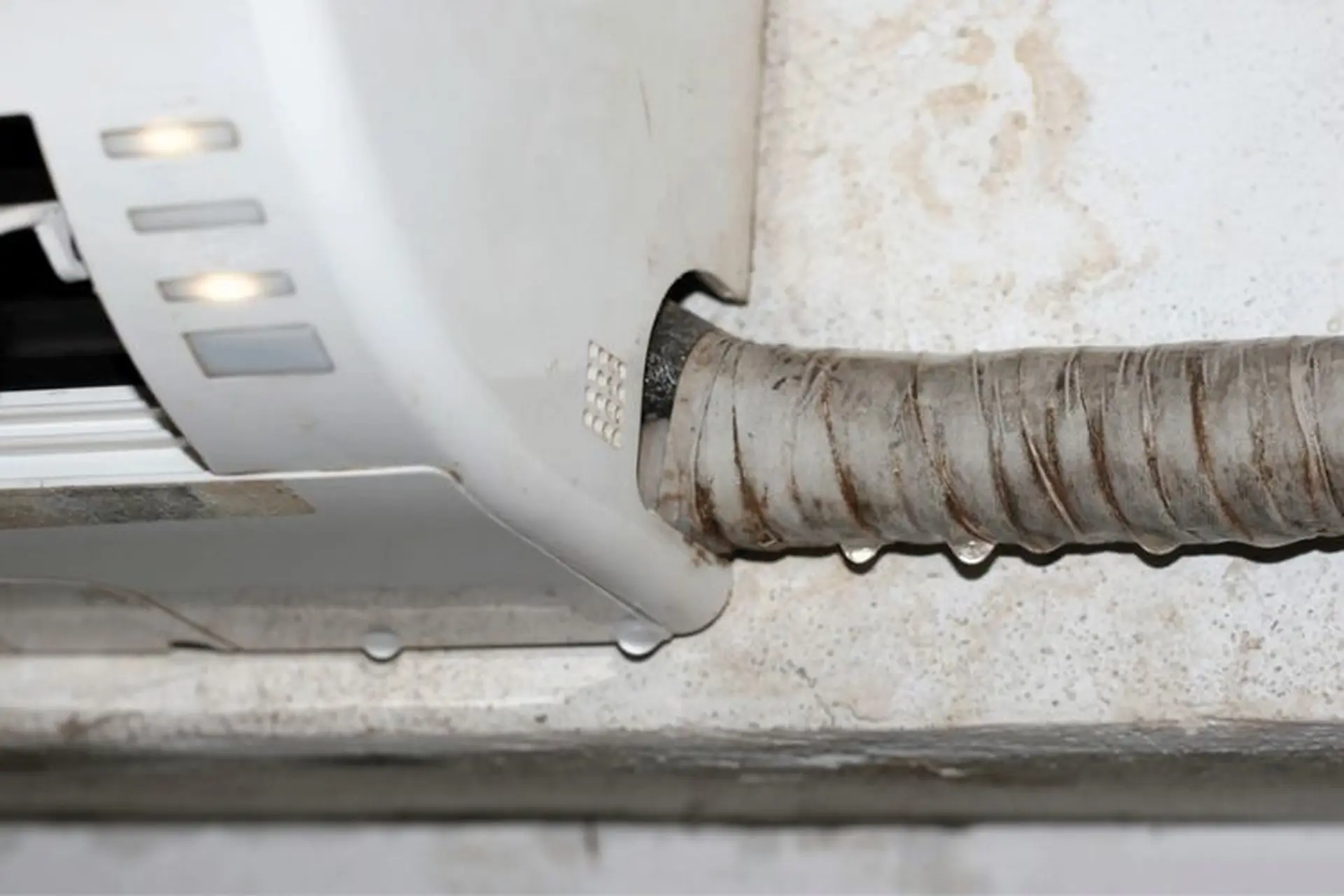 Vì Sao Máy Lạnh Chảy Nước Và Cách Xử Lý An Toàn